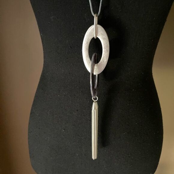StudioBy Duplaise Tassel Necklace in Silver Tone and laminated pendant NWT - Picture 4 of 4